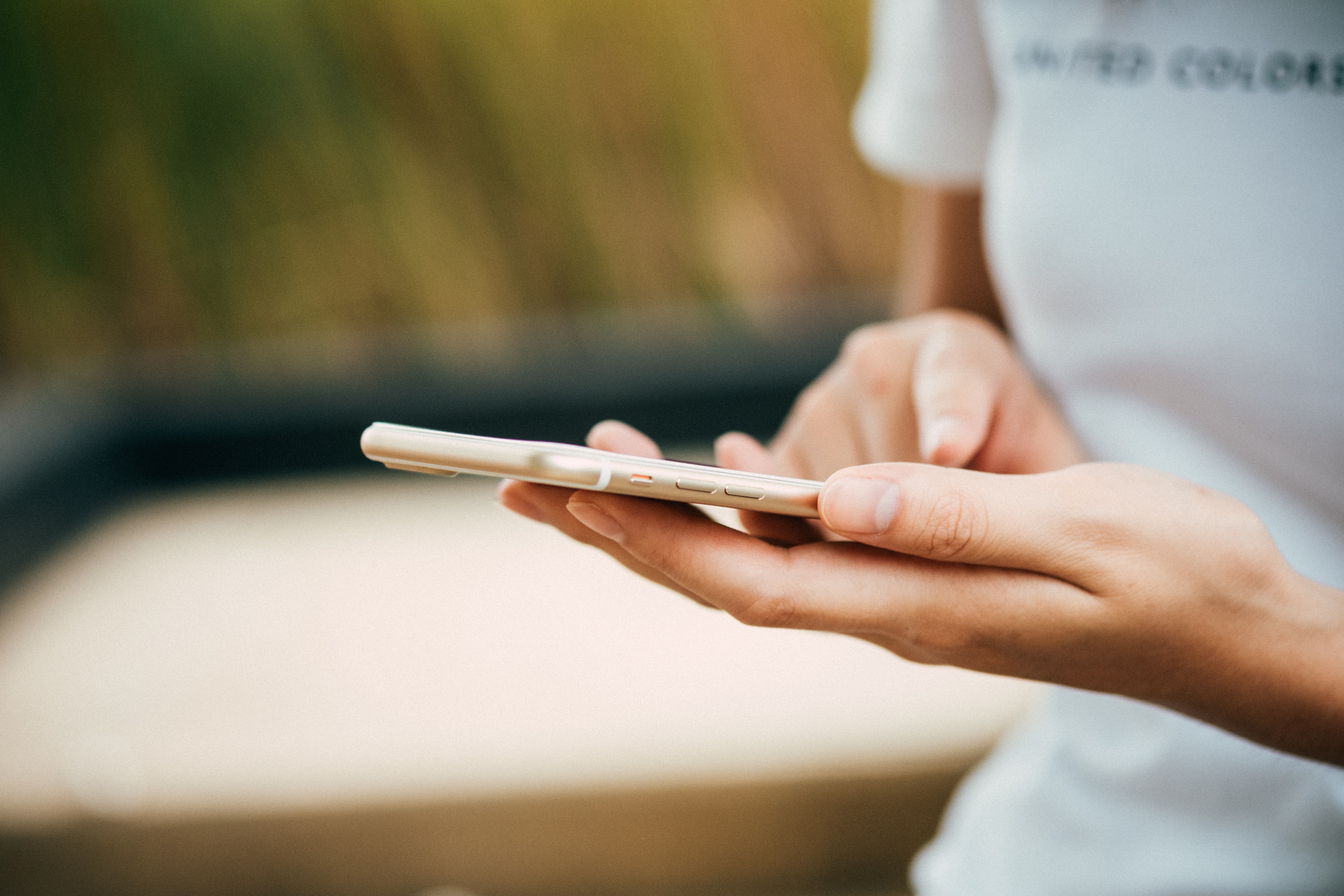 blur-cellphone-close-up-device-369376
